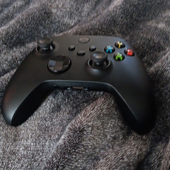Microsoft Games Selling A Brand New Xbox Controller Works For All